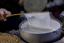 Bánh cuốn Thanh Trì – Có những bàn tay làm nên hương vị của một đời người