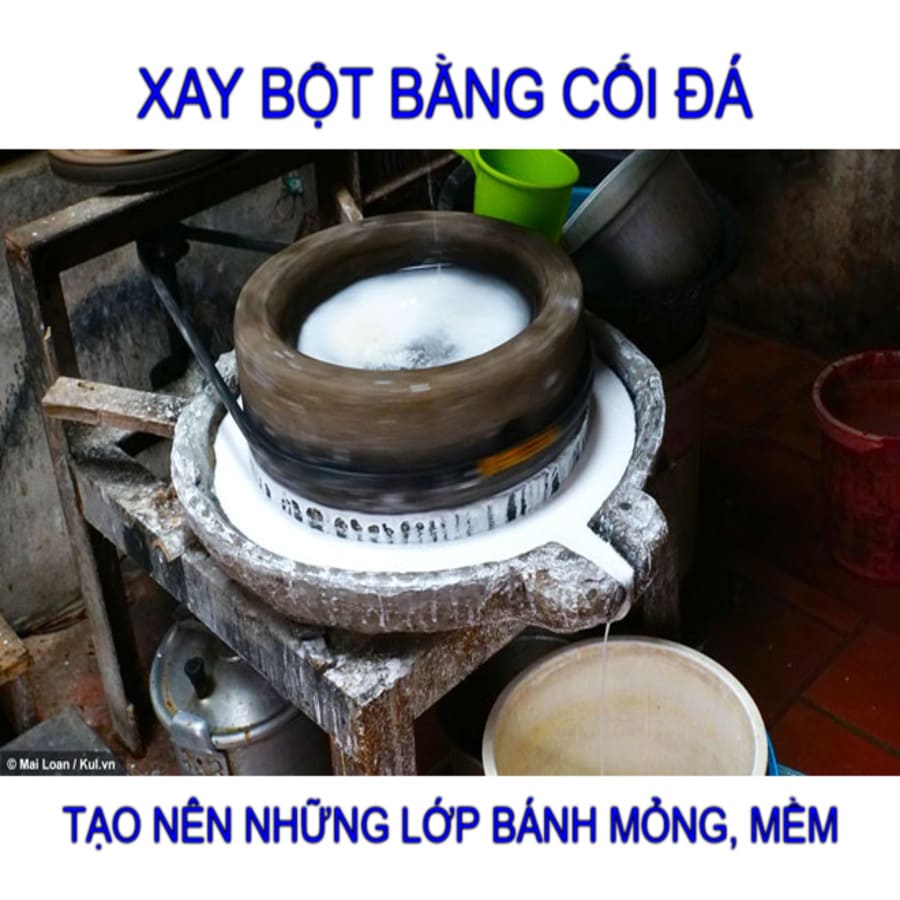 Xay bột làm bánh cuốn Thanh Trì bằng cối đá