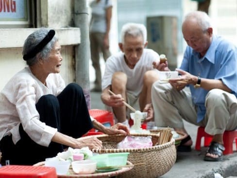 Các cụ ăn bánh cuốn Thanh Trì