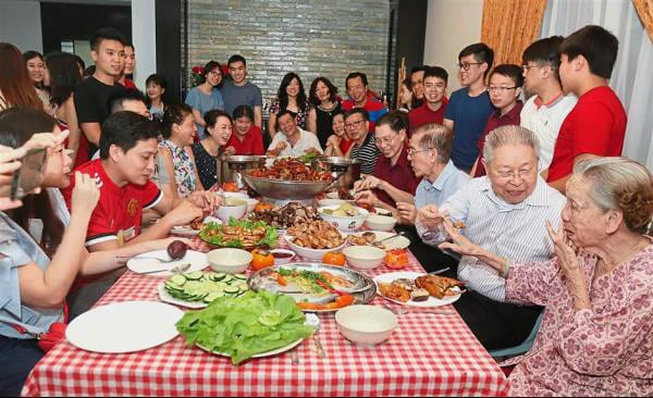 Thưởng thức bánh cuốn Thanh Trì