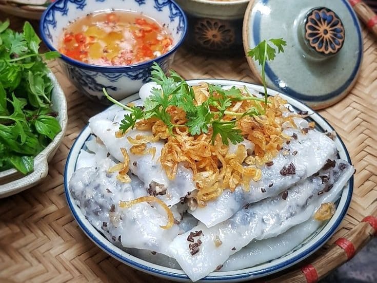 Hoàn thành – đĩa bánh cuốn nóng hổi hấp dẫn