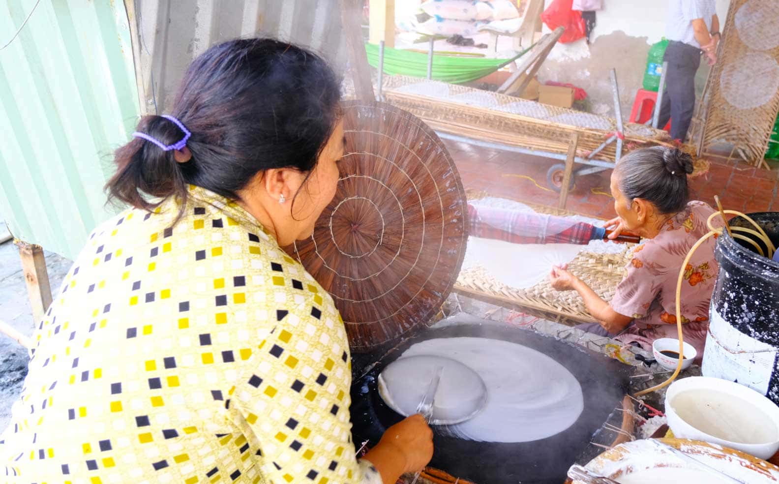 Tráng bánh – công đoạn đòi hỏi kỹ thuật cao